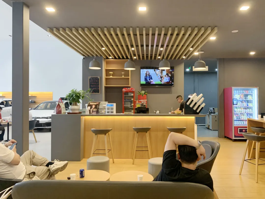 商業(yè)空間裝修|一汽大眾4S店裝修，不同色彩與材質(zhì)，賦予空間別樣質(zhì)感！